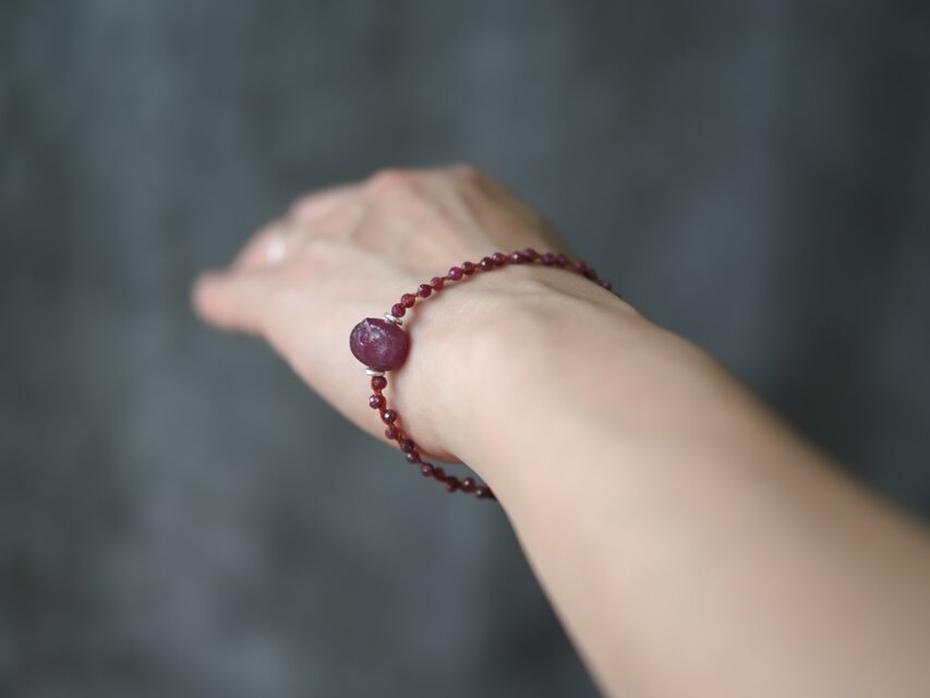 rough ruby- braid bracelet *allergy_free | iichi 日々の暮らしを
