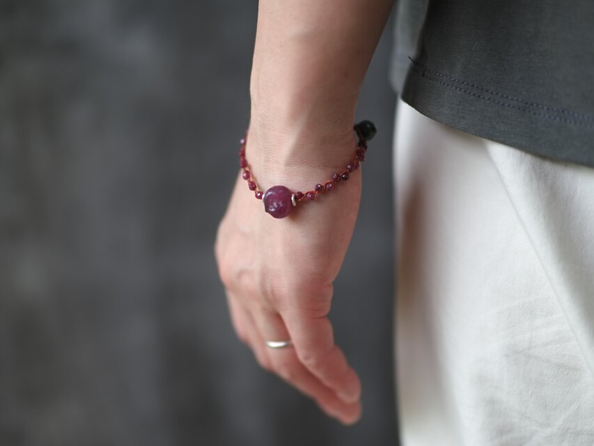 rough ruby- braid bracelet *allergy_free | iichi 日々の暮らしを