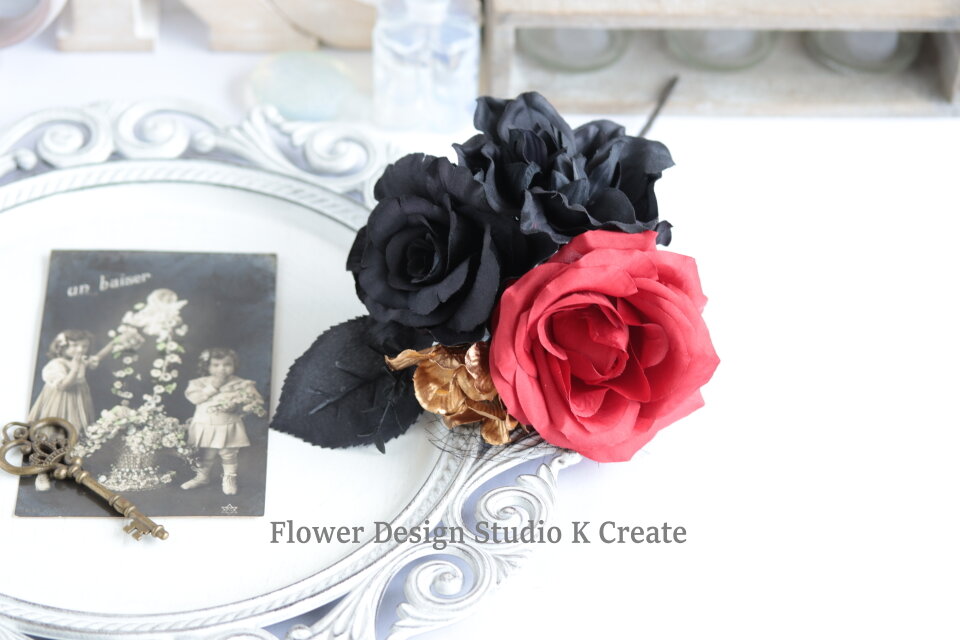 赤い薔薇と黒薔薇のブーケ風フローレス｜ソレア・ティエント・舞台