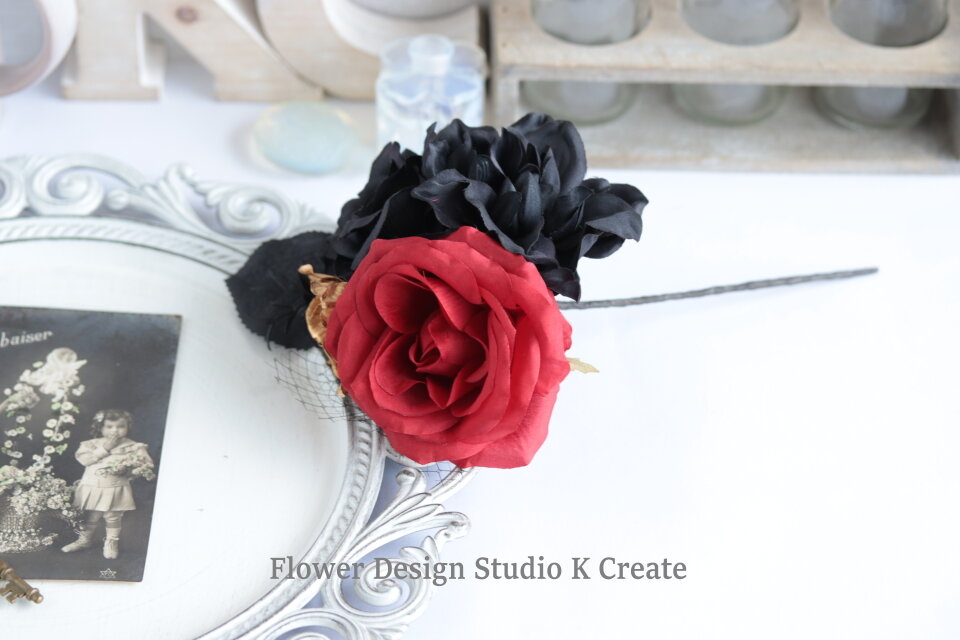 赤い薔薇と黒薔薇のブーケ風フローレス｜ソレア・ティエント・舞台