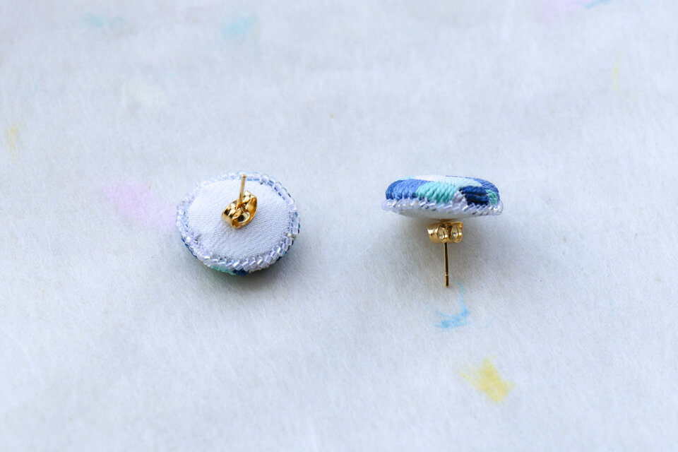 国産絹糸 サージカルステンレス 絽ざしピアス 彩り格子 青 空色｜ 軽量