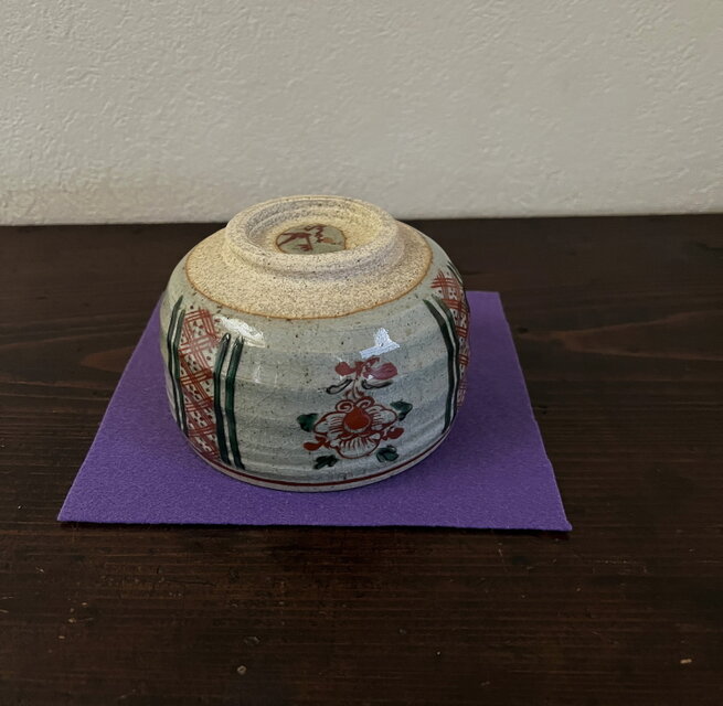 渋草焼 野点碗 赤絵花の図柄 箱付き yk136 | iichi 日々の暮らしを