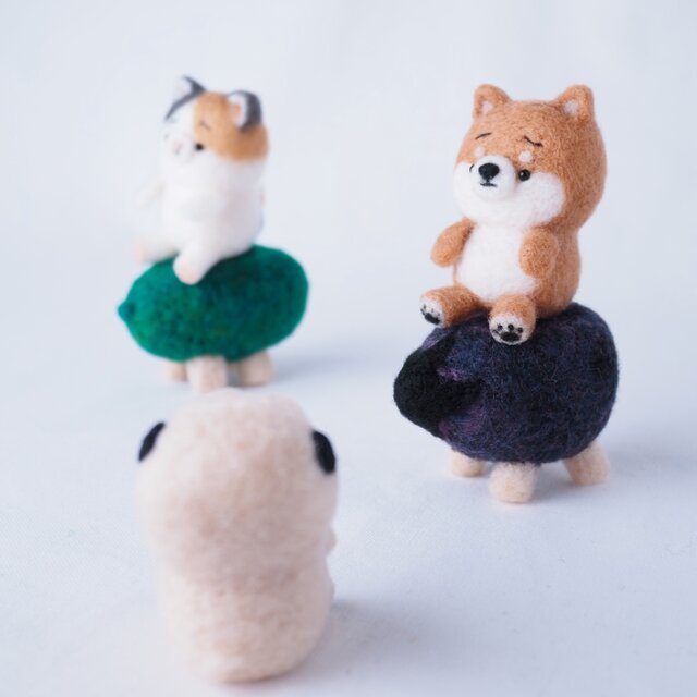 受注制作】お盆飾り 精霊馬のイス - ぬいぐるみ風のまゆ柴犬たち用