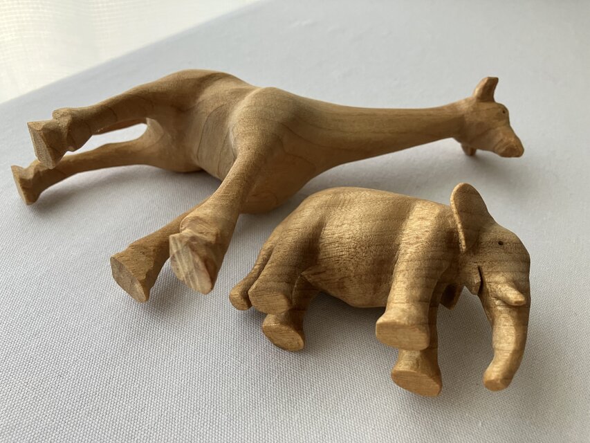 キリンとゾウ 彫刻 | iichi 日々の暮らしを心地よくするハンドメイドや