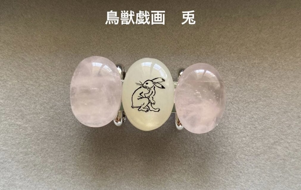 天然石ローズクォーツ】鳥獣戯画・うさぎの三連帯留め｜浴衣・着物