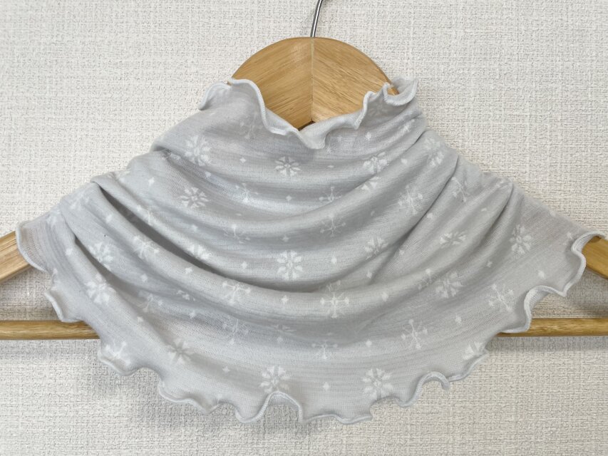 すべすべ柔らか肌触り雪の結晶柄3wayネックウォーマーアイスグレー
