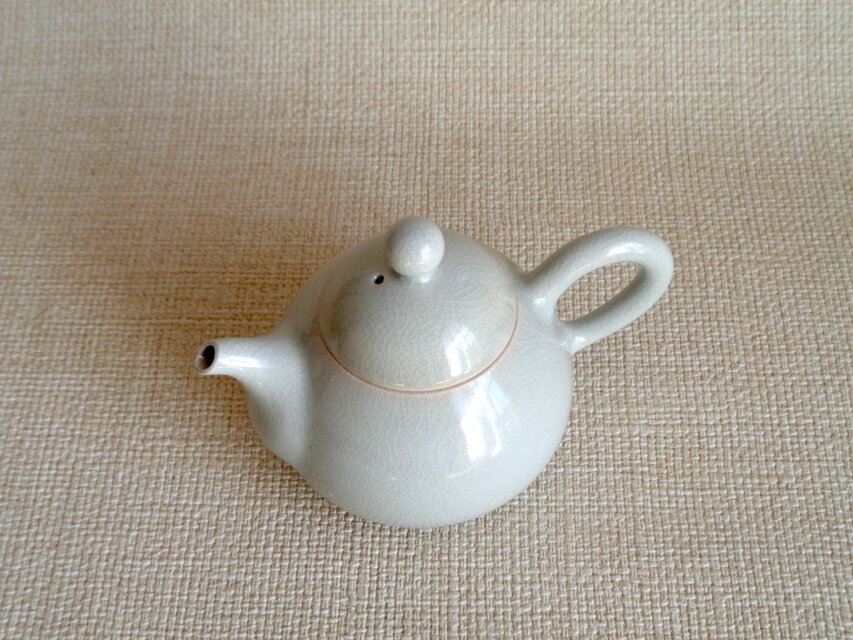 白磁貫入 煎茶注器b | iichi 日々の暮らしを心地よくするハンドメイド