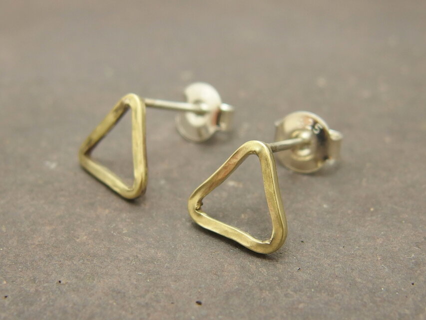 三角ピアス 真鍮【brass】両耳用2つセット つちめ/シンプル/艶消し