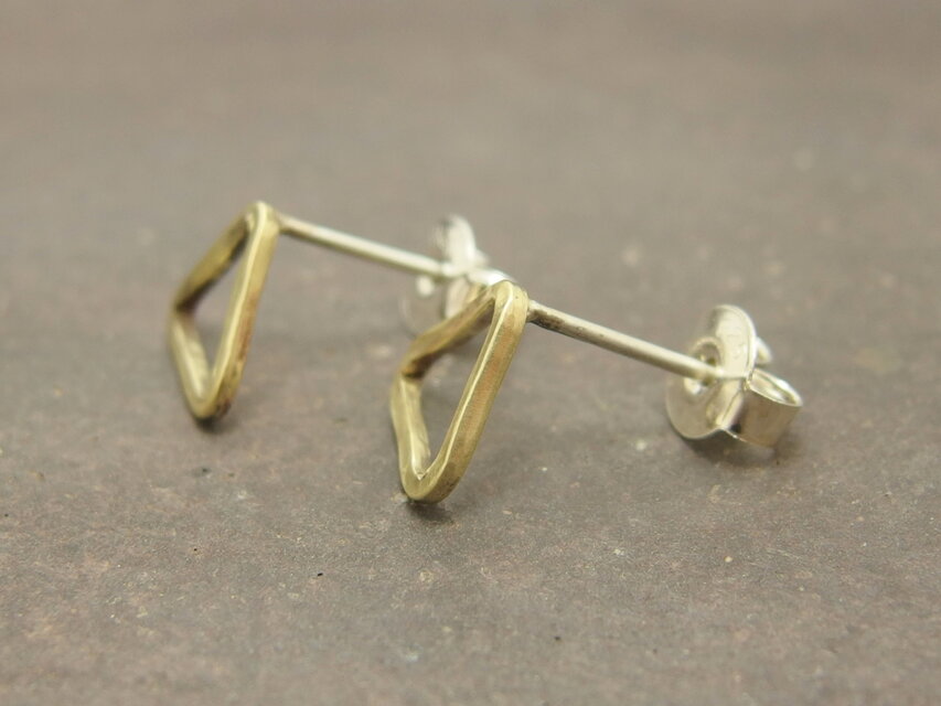 三角ピアス 真鍮【brass】両耳用2つセット つちめ/シンプル/艶消し