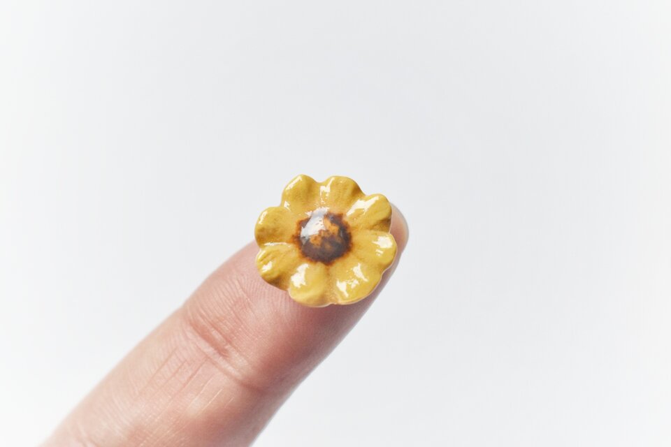 陶器のアクセサリー ひまわりのピアス/イヤリング | iichi 日々の