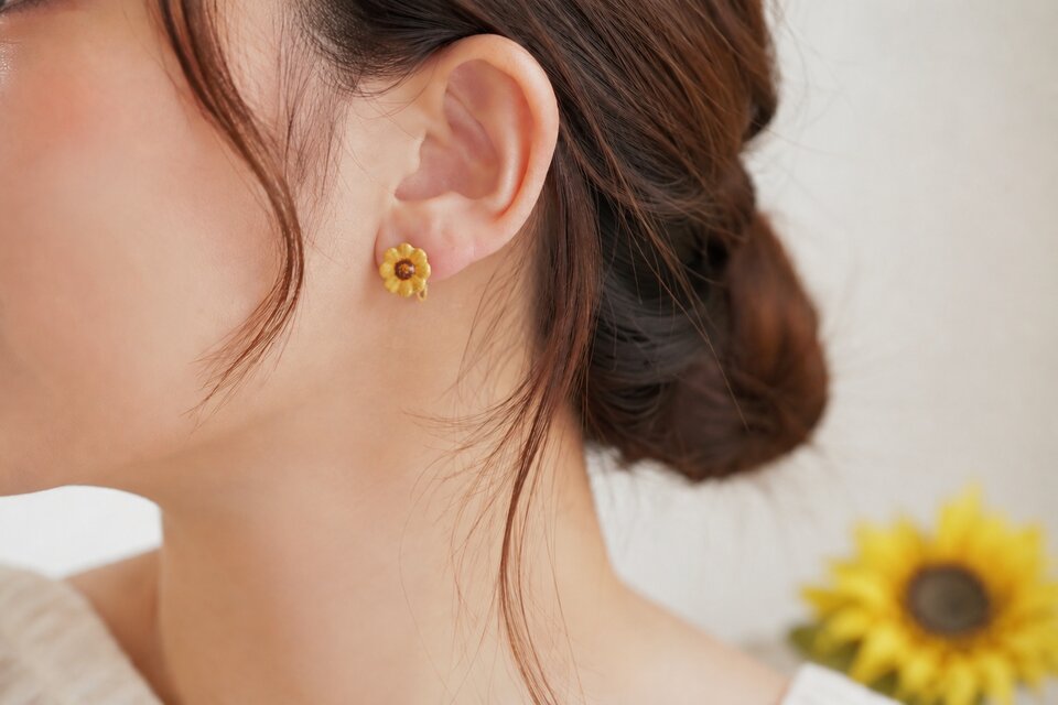 陶器のアクセサリー ひまわりのピアス/イヤリング | iichi 日々の