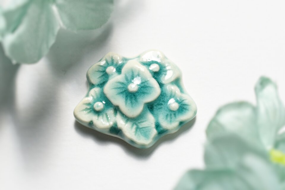 陶器のアクセサリー 紫陽花 帯留め/ブローチ | iichi 日々の暮らしを