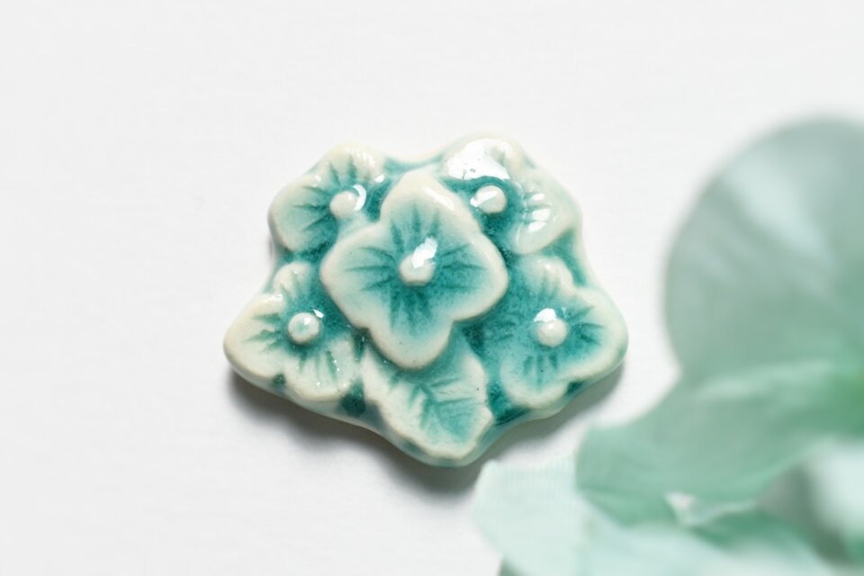 陶器のアクセサリー 紫陽花 帯留め/ブローチ | iichi 日々の暮らしを