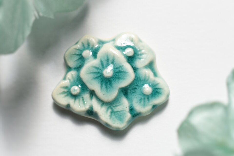 陶器のアクセサリー 紫陽花 帯留め/ブローチ | iichi 日々の暮らしを