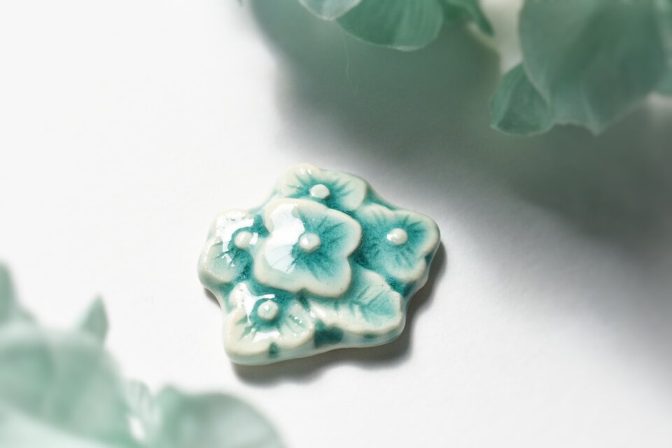 陶器のアクセサリー 紫陽花 帯留め/ブローチ | iichi 日々の暮らしを