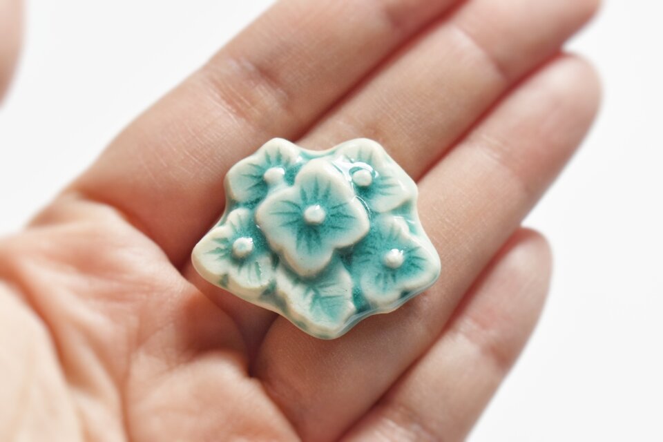 陶器のアクセサリー 紫陽花 帯留め/ブローチ | iichi 日々の暮らしを