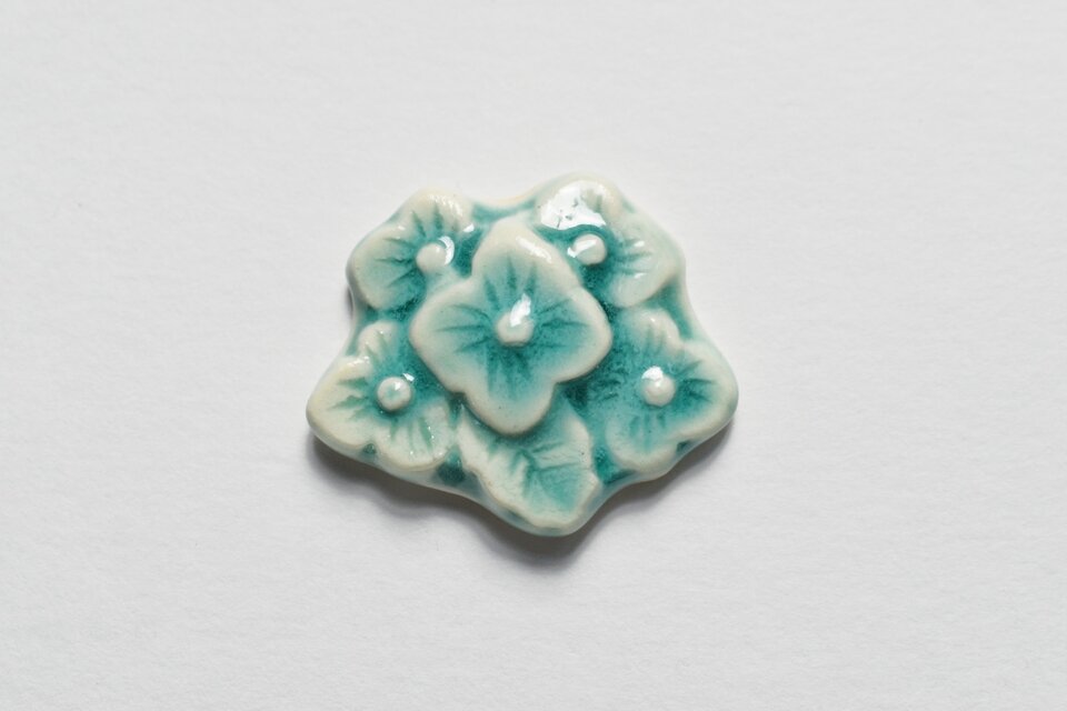 陶器のアクセサリー 紫陽花 帯留め/ブローチ | iichi 日々の暮らしを