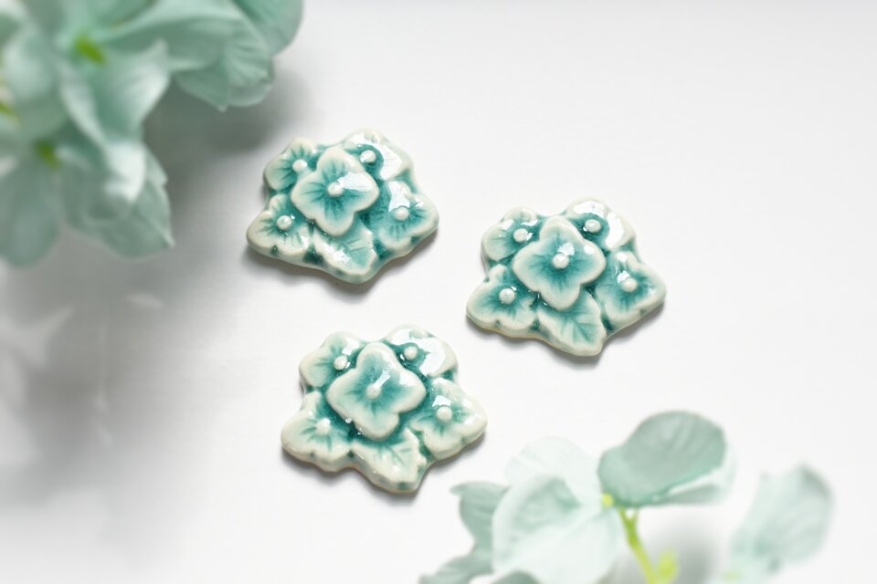 陶器のアクセサリー 紫陽花 帯留め/ブローチ | iichi 日々の暮らしを