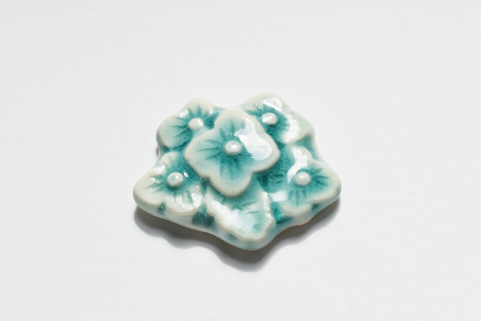 陶器のアクセサリー 紫陽花 帯留め/ブローチ | iichi 日々の暮らしを