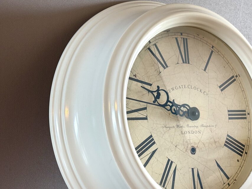 英国の古い時計台を思わせるエレガントな掛け時計【NEWGATE CLOCK Co