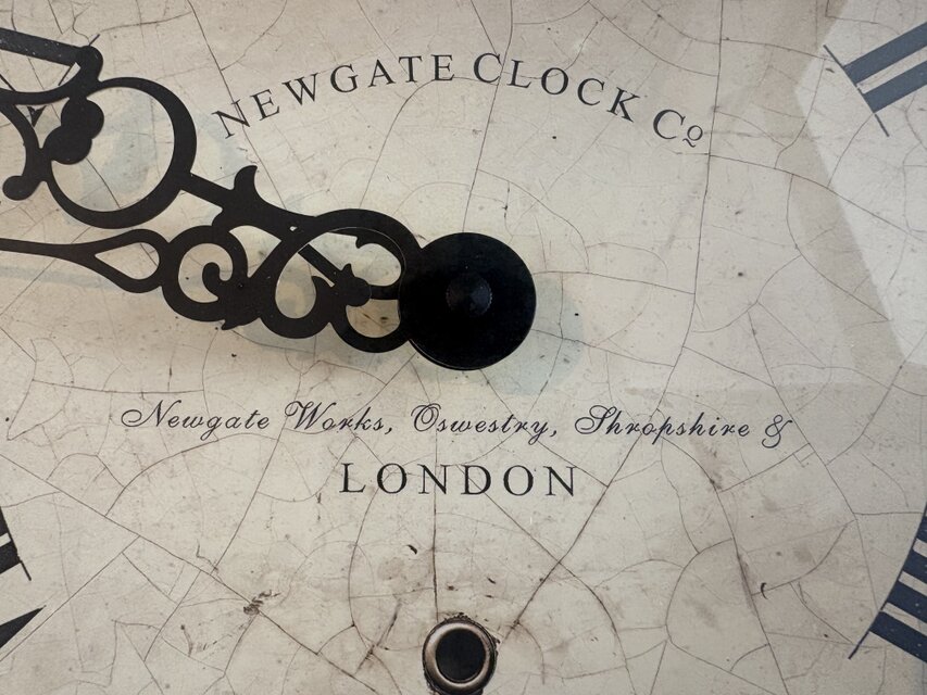 英国の古い時計台を思わせるエレガントな掛け時計【NEWGATE CLOCK Co