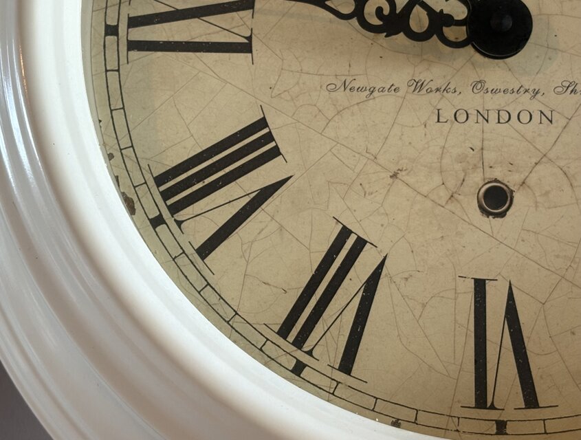 英国の古い時計台を思わせるエレガントな掛け時計【NEWGATE CLOCK Co
