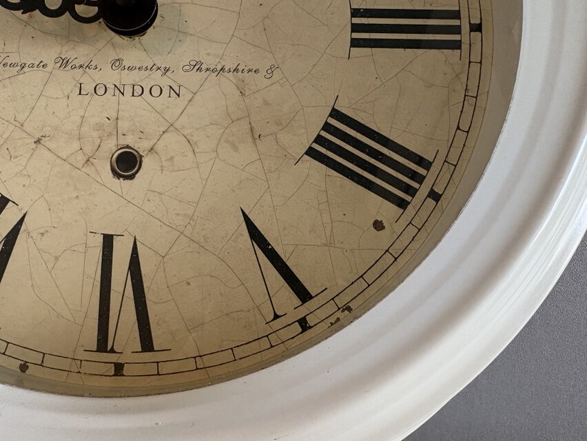 英国の古い時計台を思わせるエレガントな掛け時計【NEWGATE CLOCK Co