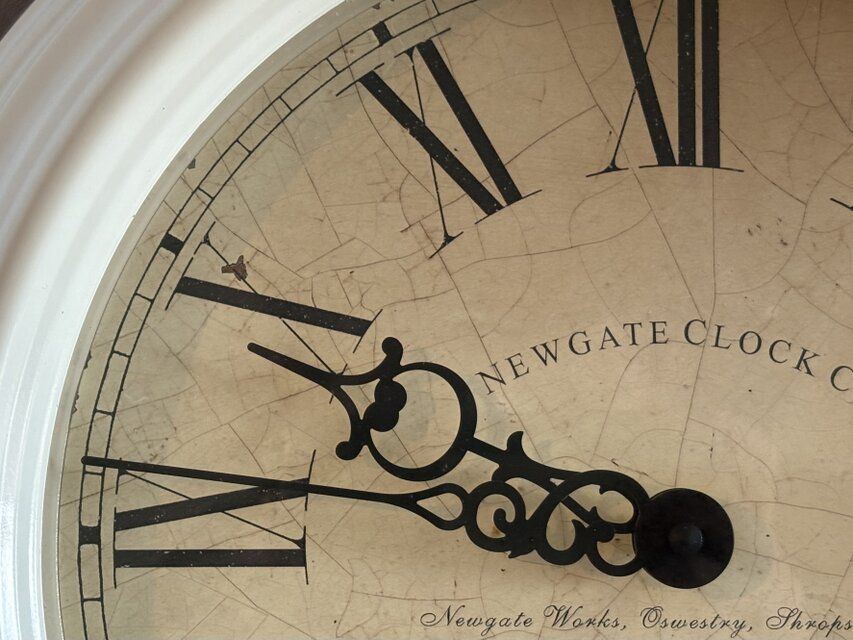 英国の古い時計台を思わせるエレガントな掛け時計【NEWGATE CLOCK Co