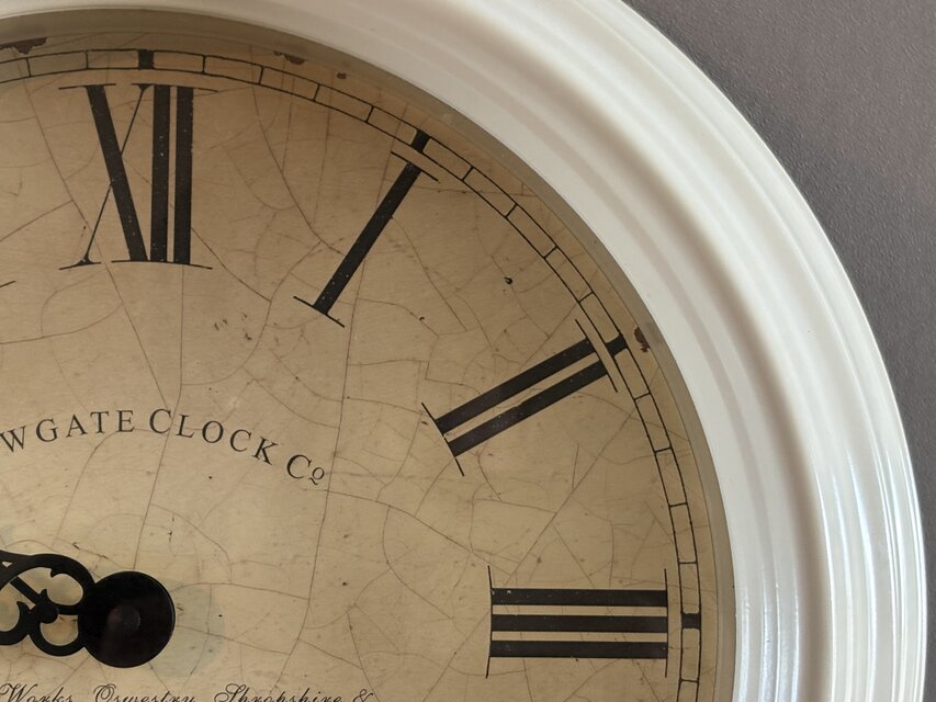 英国の古い時計台を思わせるエレガントな掛け時計【NEWGATE CLOCK Co