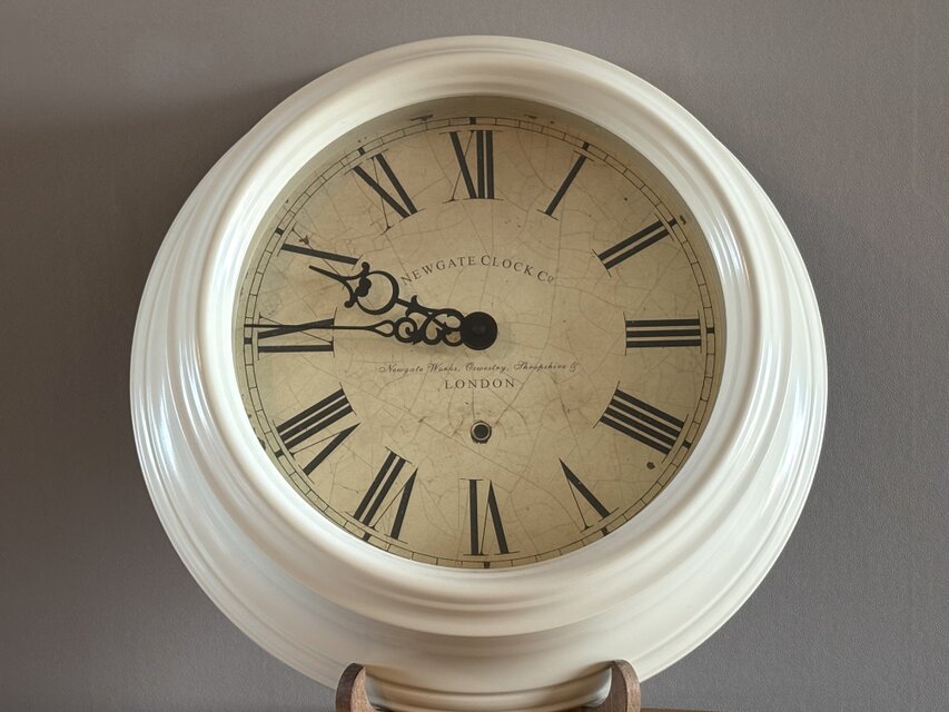 英国の古い時計台を思わせるエレガントな掛け時計【NEWGATE CLOCK Co