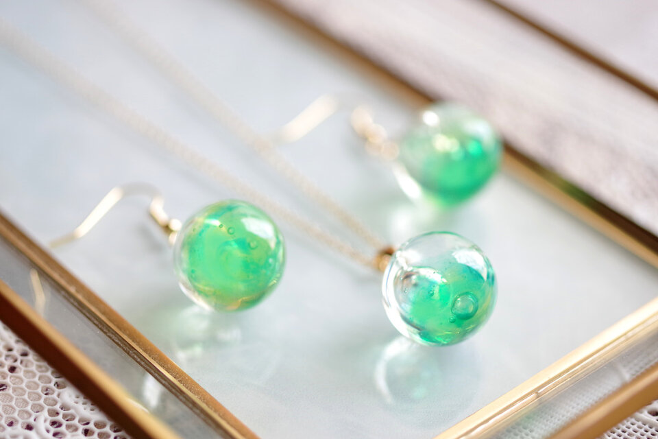 ≪115 ラスターグリーン≫レジンピアス 500円 レジンアート 球体のピアス〈夢を歌う時〉 | iichi 日々の暮らしを