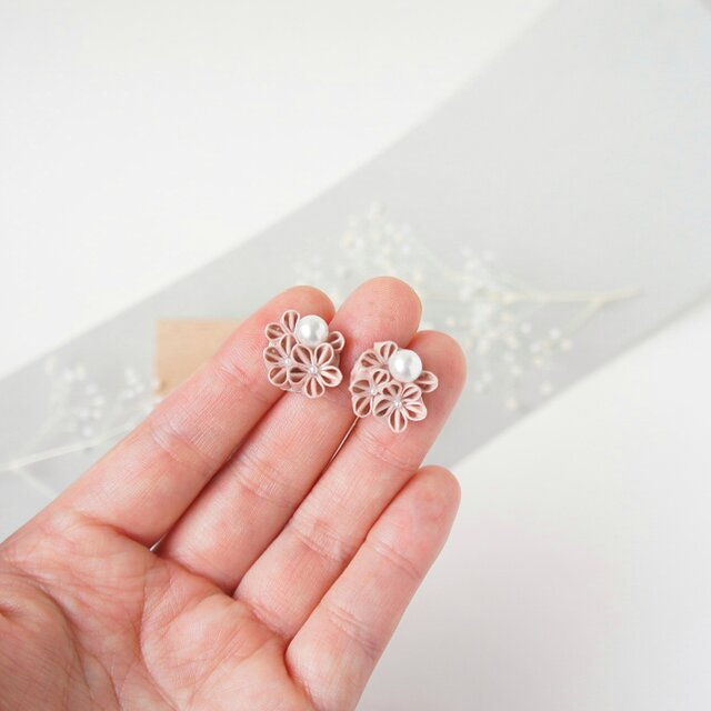 灰桜 ─はいざくら─』紙のつまみ細工 ピアス｜日本の色・和装・着物
