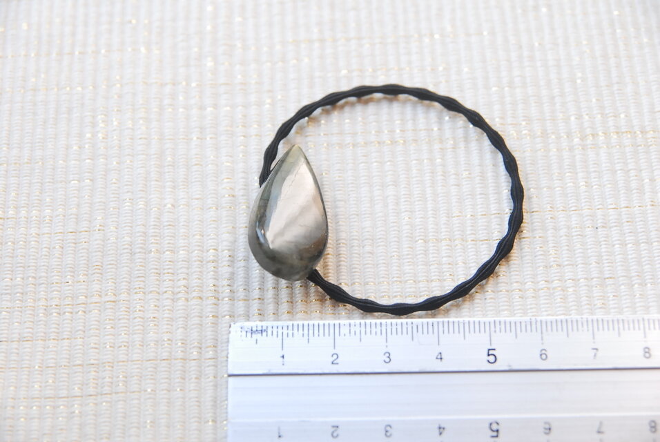 雫形ラブラドライトのヘアゴム | iichi 日々の暮らしを心地よくする