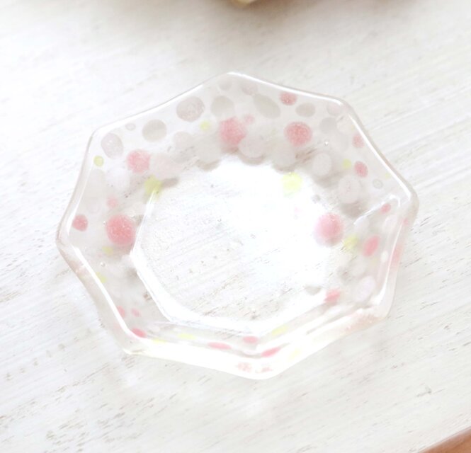 ガラスの八角豆皿 花雨 | iichi 日々の暮らしを心地よくする