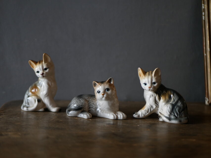 neko 3 フィギュリン 猫 ヨーロッパヴィンテージ ブロカントのある
