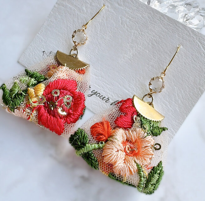 夏を彩る インド刺繍リボンのフラワーピアス アレルギー対応 | iichi