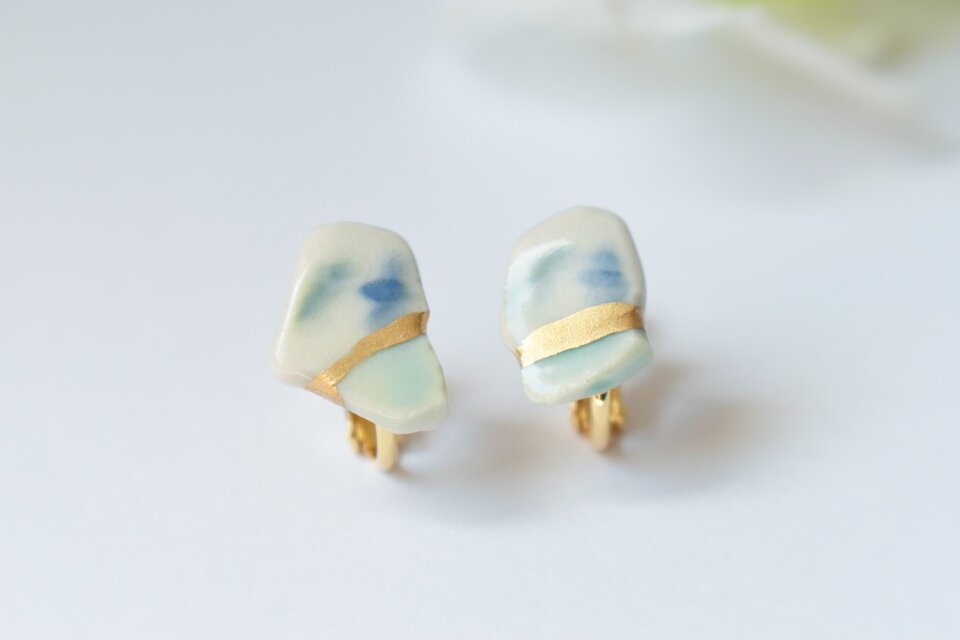 陶器のアクセサリー 淡い染付のピアス/イヤリング | iichi 日々の