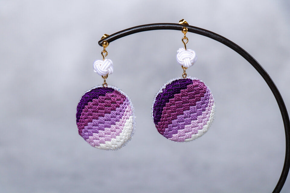 絽ざし刺繍の揺れるピアス 紫グラデーション｜国産絹糸 大ぶり 紫の