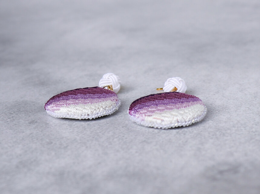 絽ざし刺繍の揺れるピアス 紫グラデーション｜国産絹糸 大ぶり 紫の