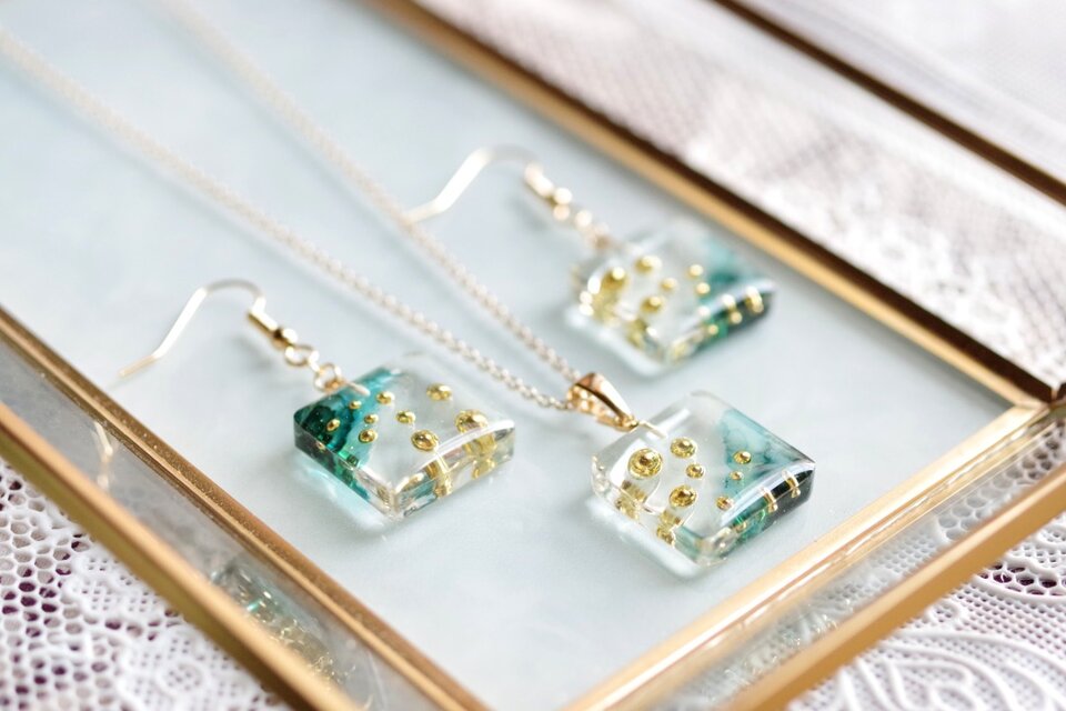 ≪334 ②≫レジンピアス 400円 レジンアート スクエアピアス〈いつか森になる〉 | iichi 日々の暮らし