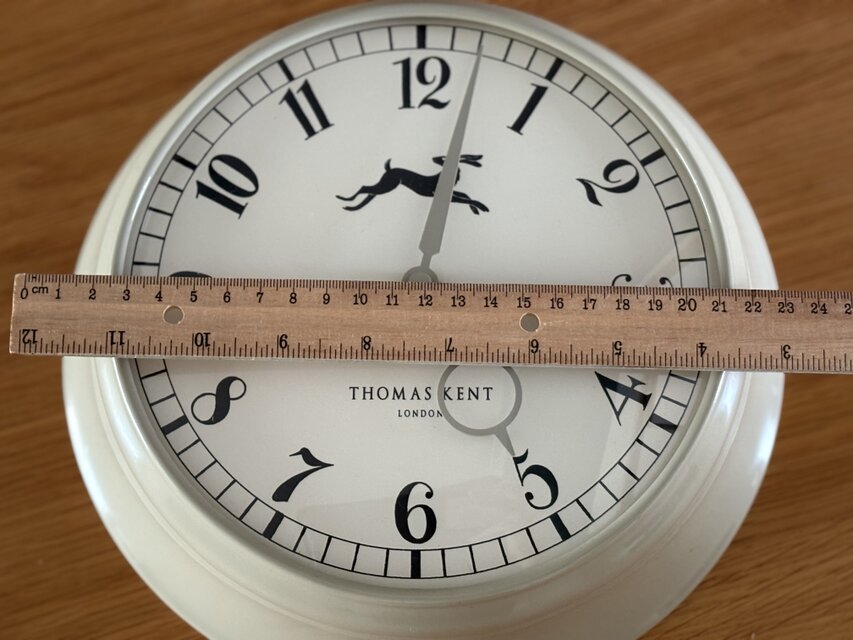 英国の野原を駆けるウサギと、穏やかな時間を刻む掛け時計【THOMAS