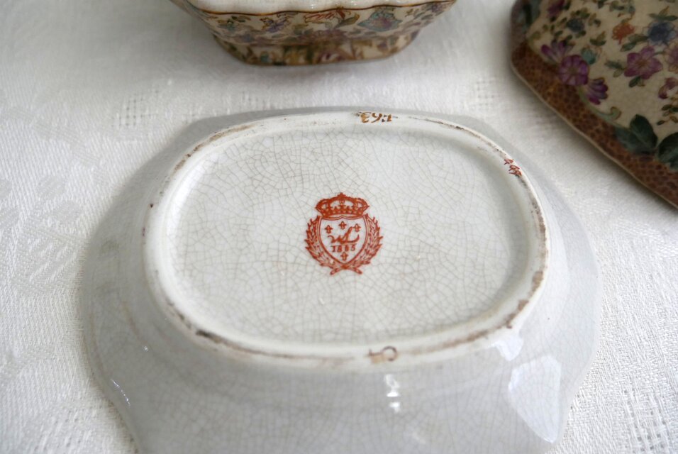 Wong Lee Porcelain】シノワズリ様式 蓋と受け皿付き 陶磁器製容器