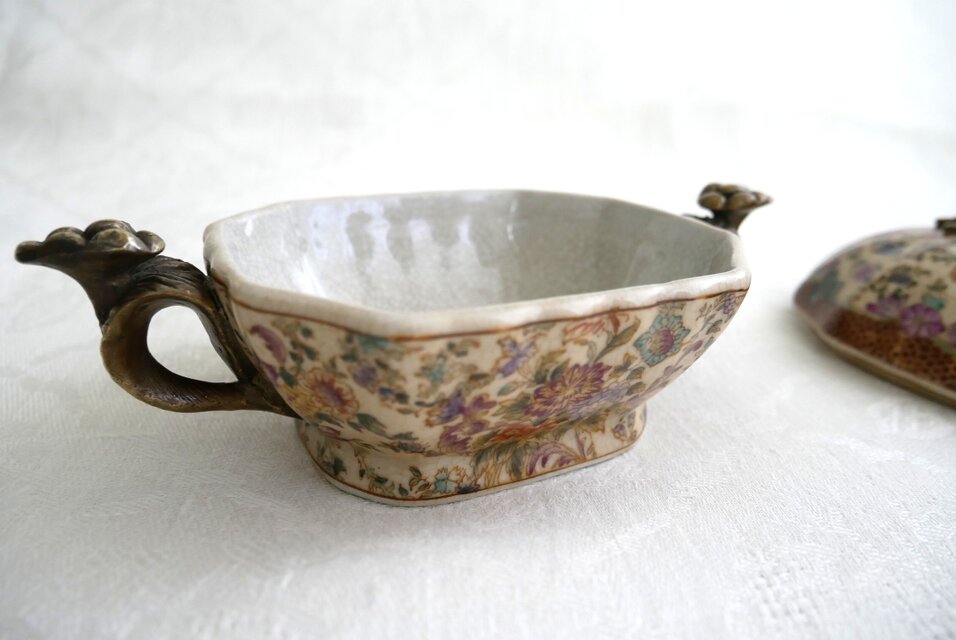 Wong Lee Porcelain】シノワズリ様式 蓋と受け皿付き 陶磁器製容器