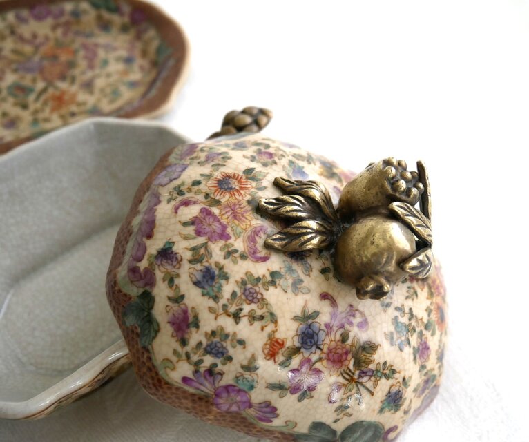 Wong Lee Porcelain】シノワズリ様式 蓋と受け皿付き 陶磁器製容器
