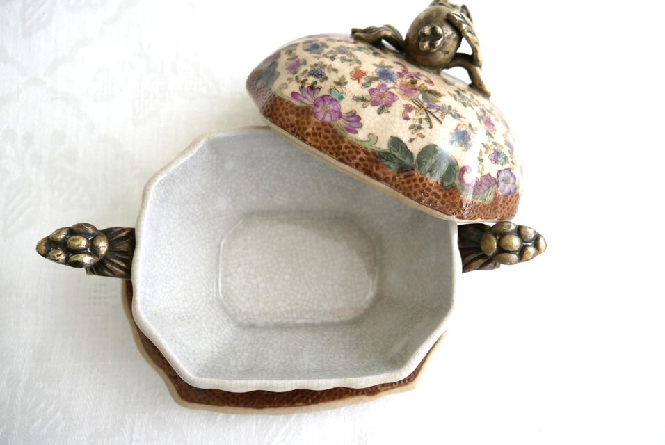 Wong Lee Porcelain】シノワズリ様式 蓋と受け皿付き 陶磁器製容器