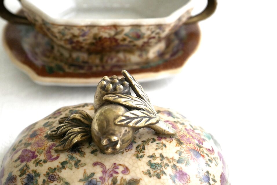 Wong Lee Porcelain】シノワズリ様式 蓋と受け皿付き 陶磁器製容器