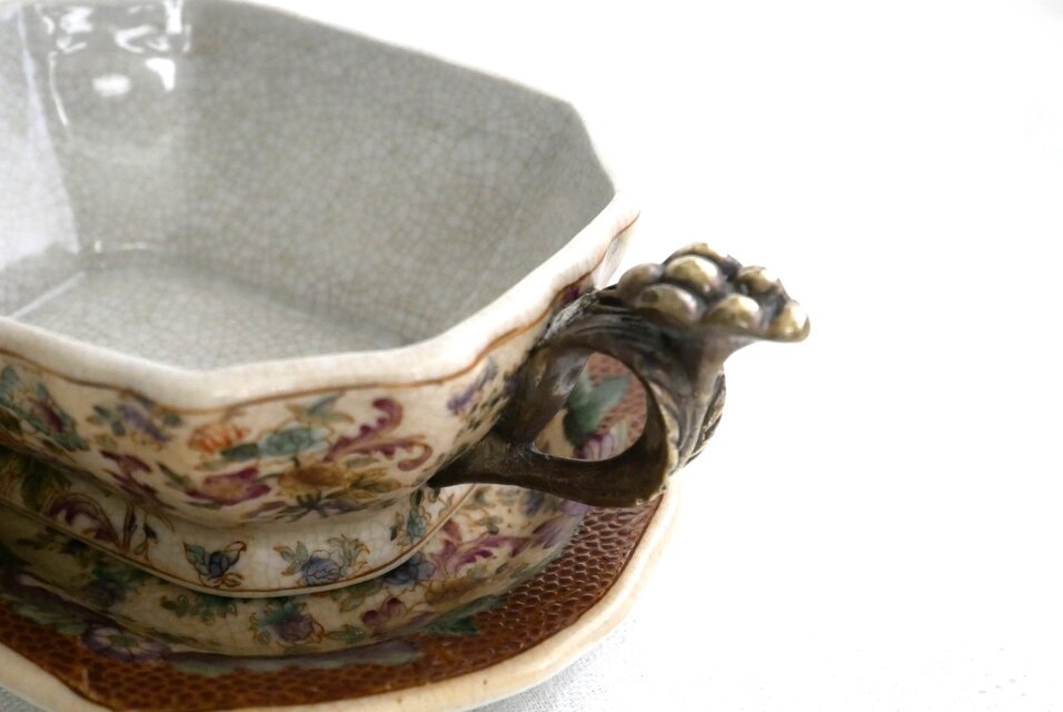 Wong Lee Porcelain】シノワズリ様式 蓋と受け皿付き 陶磁器製容器