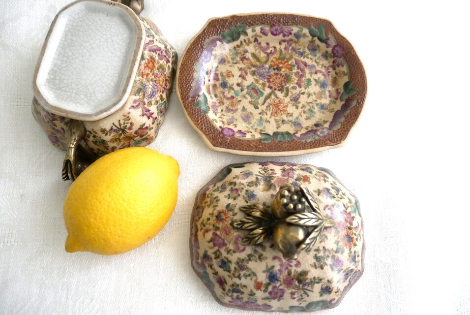 Wong Lee Porcelain】シノワズリ様式 蓋と受け皿付き 陶磁器製容器