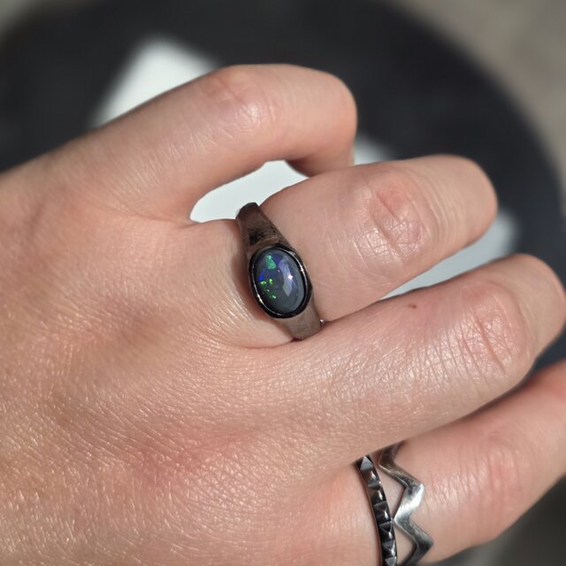 ブラックオパール 0.9ct オーバル BK印台 シルバーSV925リング | iichi
