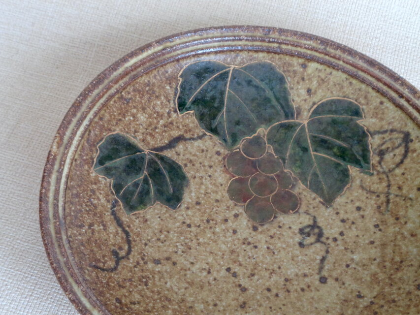 金彩のぶどう装飾の陶器皿 金彩葡萄四方鉢 | iichi 日々の暮らしを心地よくするハンドメイドや